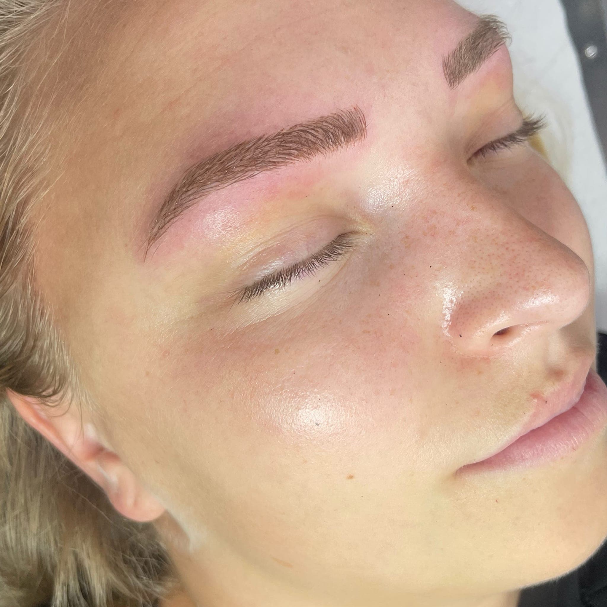 Microblading München – natürlich geformte Augenbrauen bei Nue Beauty